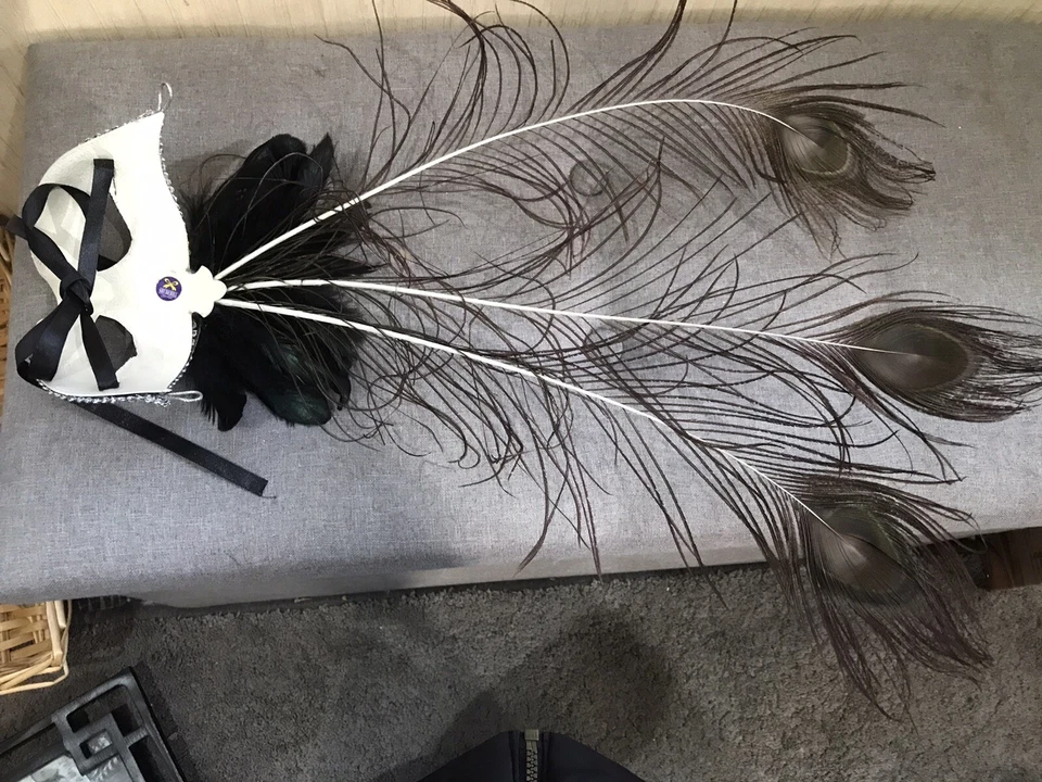 Venetian Masquerade Ball Half Mask With Beautiful Peacock Feather Effect - Image 2 of 4