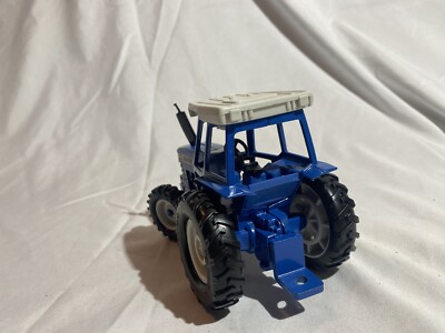 ミニカー ERTL 1/32   FORD 8630 New Ertl Ford Big Farm Tractor 8630 4WD, 1/32 Diecast Metal