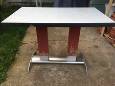 Table Bistrot Dans Le Goût De Jean Prouvé Bois Et Métal Grise Et Rouge