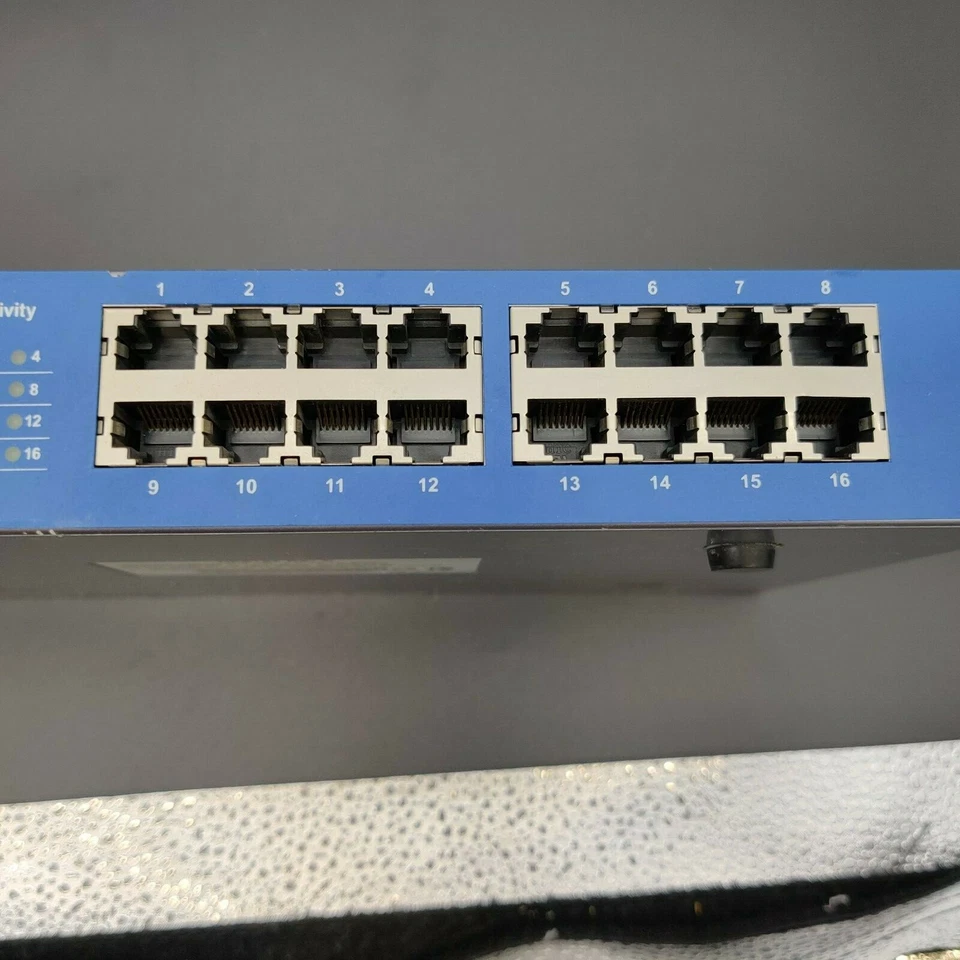 Interruptor de montaje en rack Hawking Technology HFS16T 16 puertos Foto 4 de 4