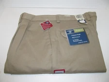 Dockers Individual Relaxerd Fit Original Khaki Pleated Pants Size 34 x 32 - NWT