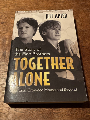 Together Alone: The Story of the Finn Brothers von Jeff Apter (2010, Taschenbuch)