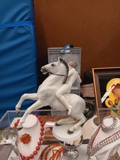 Rosenthal Amazone auf aufsteigendem Pferd 1 Finger fehlt