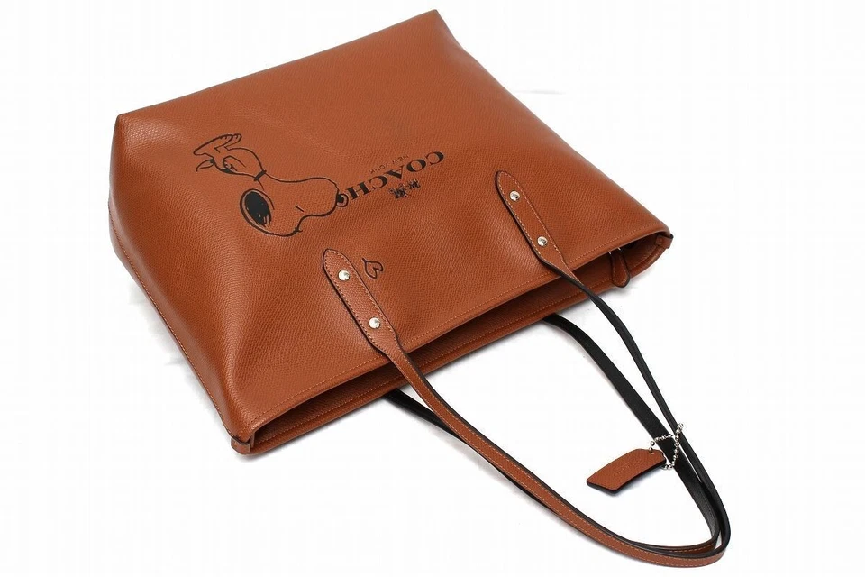 Bolsa de ombro COACH x Peanuts Snoopy couro marrom Schulz F37273 usada - Imagem 3 de 4