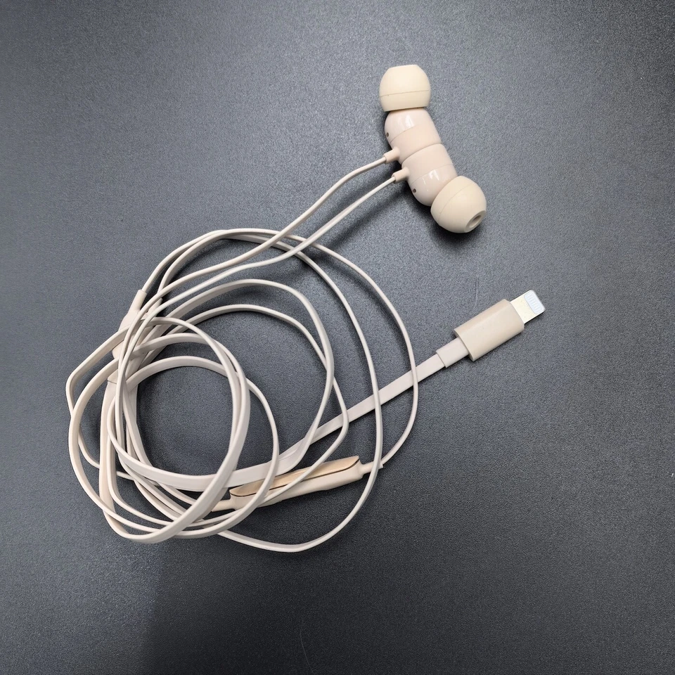 Auriculares internos Beats by Dr. Dre UrBeats3 con cable oro satinado relámpago Foto 4 de 4