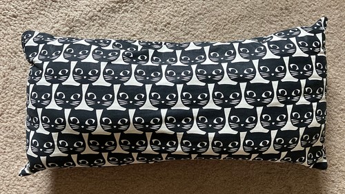 IKEA MATTRAM Black Cat Face Print Pillow, Rectangular Throw Cushion, 11" by 22" - 第 1/2 張圖片