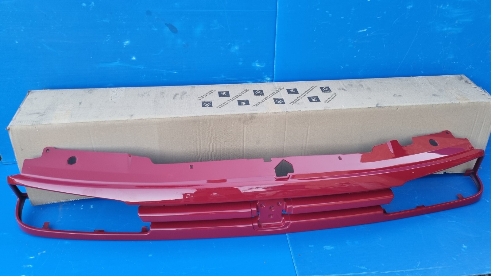 Calandre Peugeot 806 neuve pour réparer une face avant cassée ou décolorée
