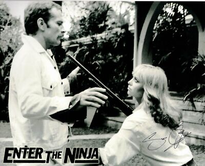 SUSAN GEORGE - Mary Ann Landers in Enter The Ninja - handsigniertes 10 x 8 Foto