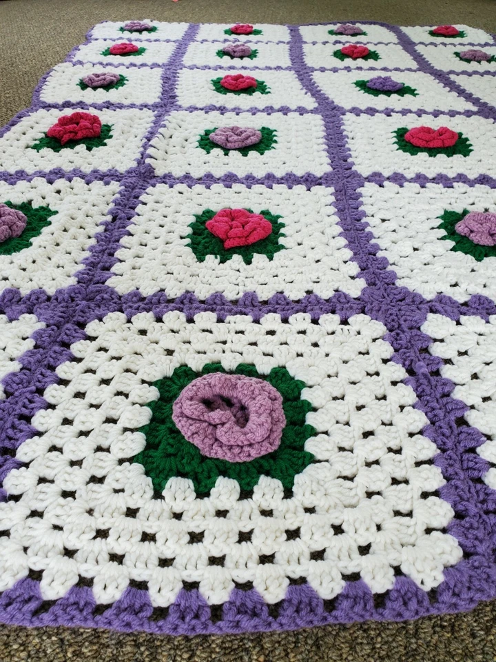 LOTE Colcha Manta Cuadrada Ganchillo Abuela Afgana 3D Rosa Púrpura Rosas 78"x48" Foto 4 de 4