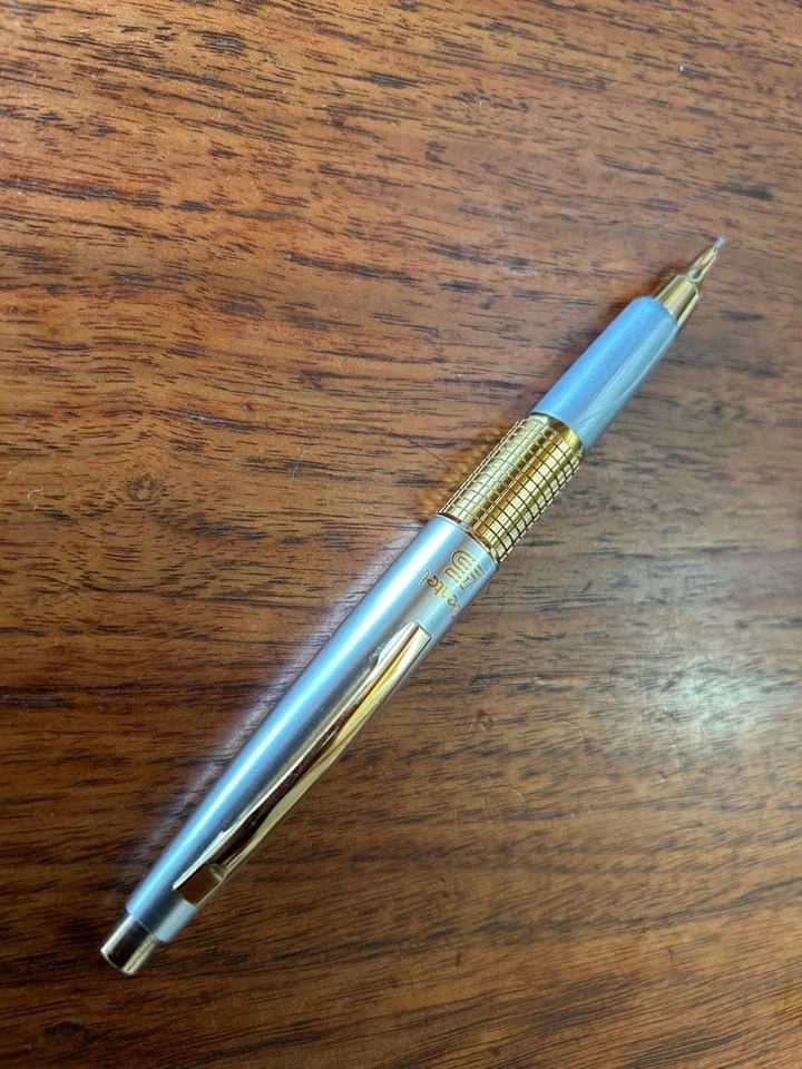 Lápiz mecánico Caran d'Ache Brut Rosé y el legendario Kelly plateado dorado #f Foto 4 de 4