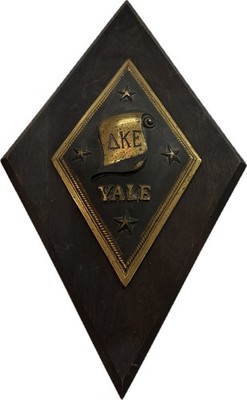 Vtg Yale Delta Kappa Epsilon DKE Fraternity Wall Plaque Brass Wood Shield 