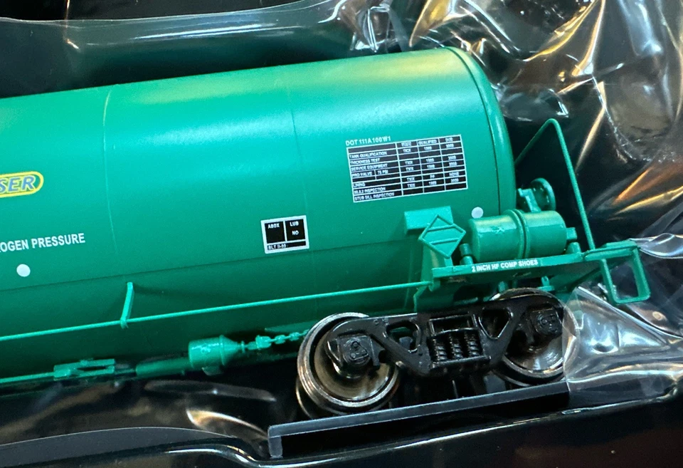 Walthers PROTO 920-100225 54’ UTLX 23000g Funnel Flow Tank Car Procor 75126 NY - Image 4 of 4