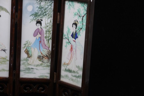 VINTAGE CHINESE TABLE SCREEN w HAND PAINTED PORCELAIN PANELS, WOMEN, INSCRIBED - Picture 5 of 12