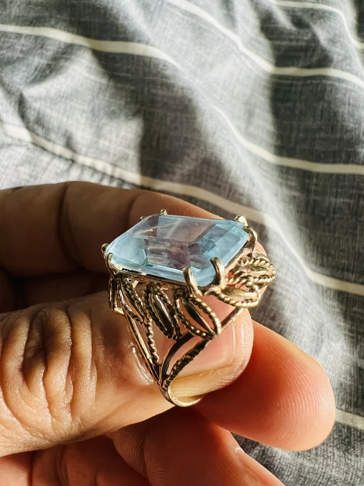 Anillo de boda grande para mujer de oro de 10 quilates talla 8,5 talla 8,5 Foto 4 de 4