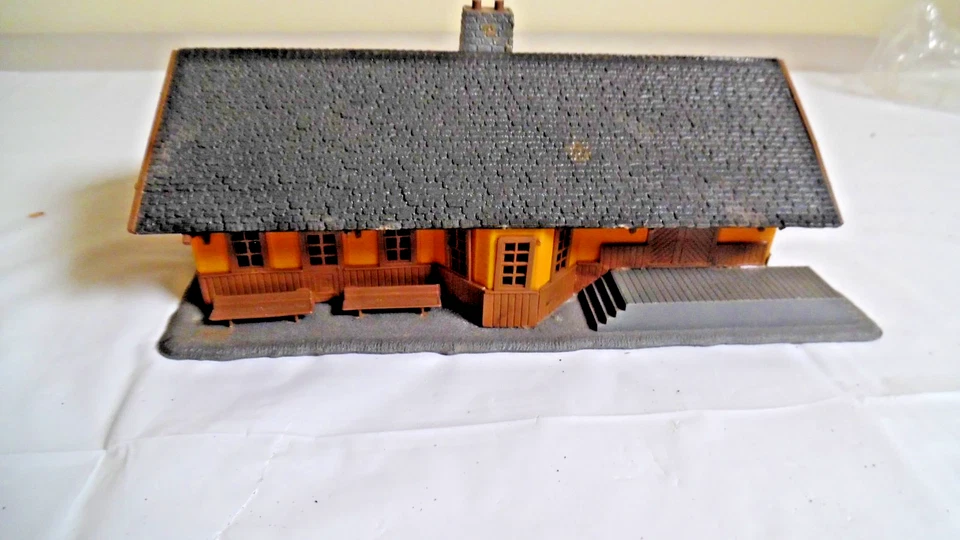 Tyco Ho Plastic Station Used Sold As Shown - Image 2 of 4