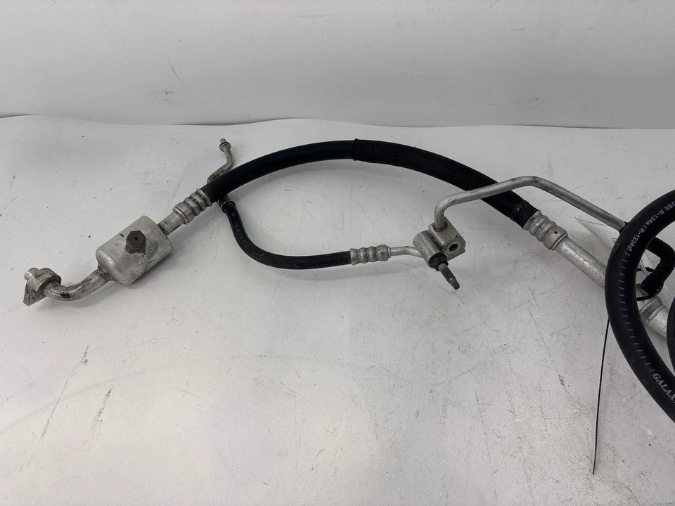 GMC Yukon XL 1500 2017-2020 aire acondicionado manguera de succión 84459869 OEM Foto 3 de 4