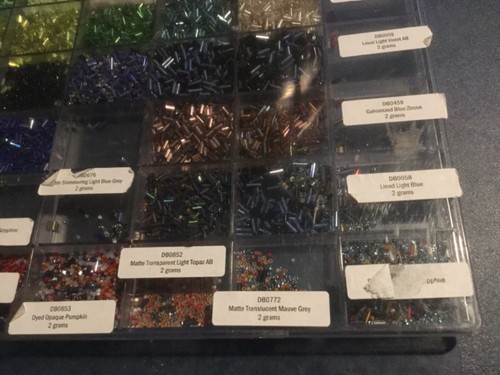 Caja usada de cuentas de joyería, varios colores y tamaños. - Imagen 5 de 6