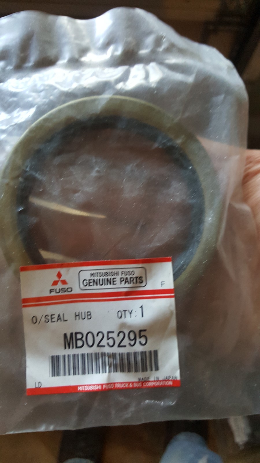 Genuine Mitsubishi FUSO MB025295 Oil Seals Front Wheel Hub for  