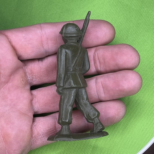 AJAXS 3 INCH UNPAINTED PLASTIC TOY SOLDIERS MARCHING SOLDIER AT SHOULDER ARMS - Picture 2 of 5
