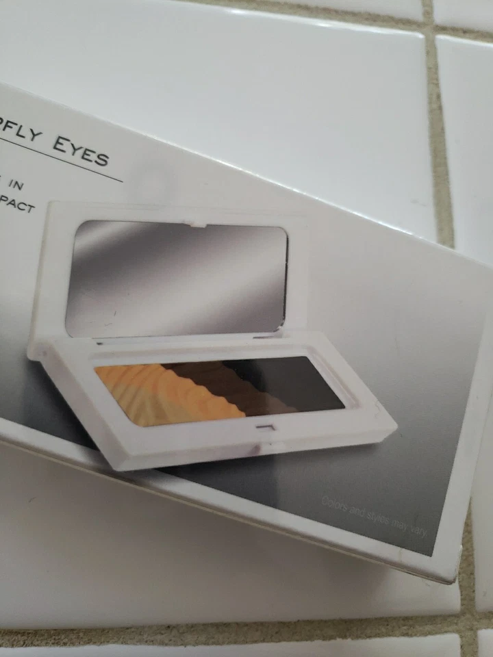 NEW Makeover Essentials BUTTERFLY EYES Eyeshadow Compact Makeup Palette - Image 3 of 4