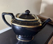 Hall China Co. HOLLYWOOD TEAPOT No. 0110 in Black with Gold,  6 Cup  USA
