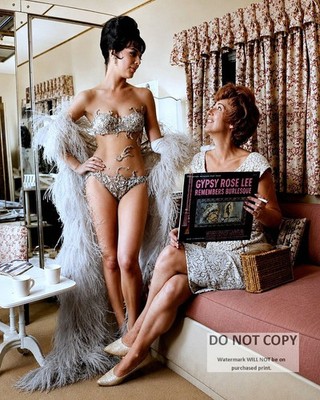 NATALIE WOOD & GYPSY ROSE LEE DURING THE FILMING OF ''GYPSY''  8X10 PHOTO (CP-105)