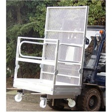 Staplerbühne faltbar aus Aluprofilen, per Hand verfahrbar, mit Gabelsicherung