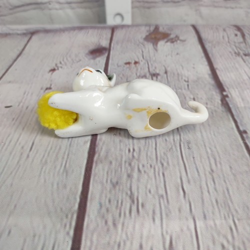 VTG Porcelain Kitschy Kitty Cat Figurine with Yellow Yarn Ball CR-780~TAIWAN - Picture 6 of 6