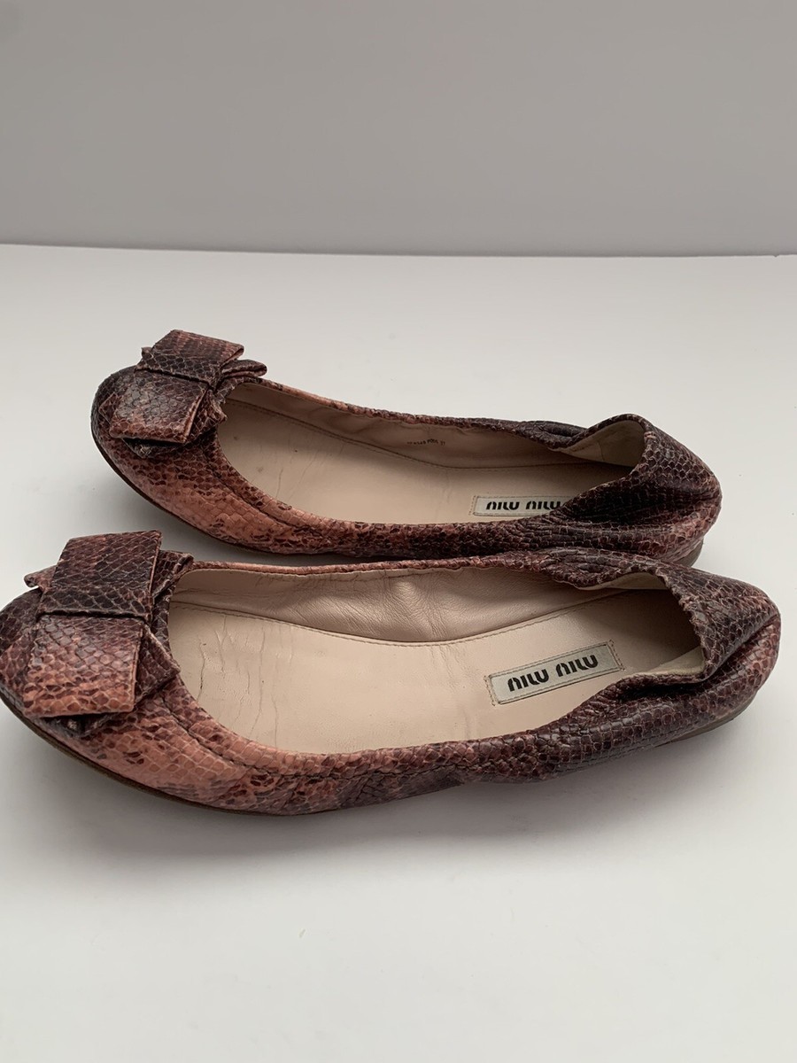 バレエ MIU MIU PYTHON LEATHER BALLET SHOES Miu Miu Gold Metallic Python Leather Ballet Flats Size 37.5