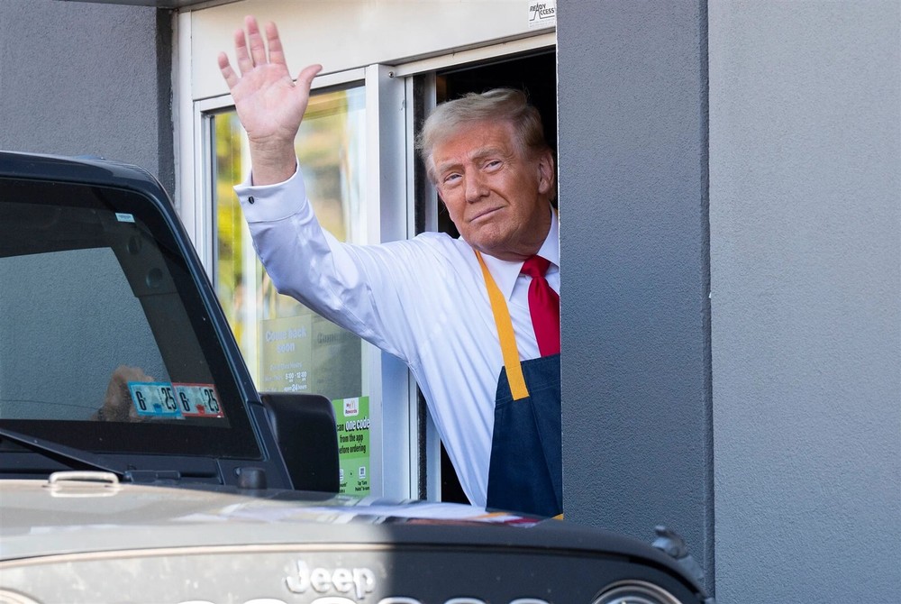DONALD TRUMP WAVING MCDONALDS GLOSSY POSTER PICTURE PHOTO PRINT BANNER 11277