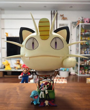 Figurine Pokémon Miaouss Géant & Team Rocket – Jessie James Qulbutoké 40cm