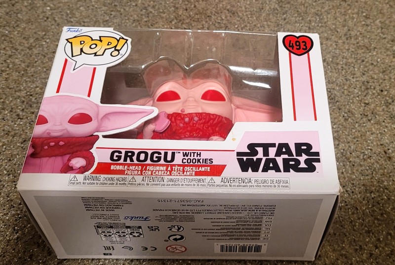 FUNKO POP WITH PROTCTOR GROGU WITH COOKIES 493 STAR WARS