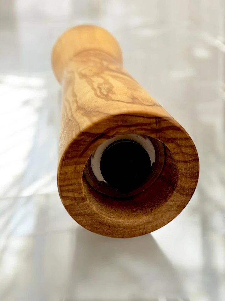 Moedor de sal ou pimenta feito à mão de madeira de oliveira – Utensílios de cozinha artesanais elegantes - Imagem 3 de 4