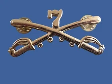 U.S MILITARY 7th CAVALRY METAL HAT BADGE PIN CROSSED SABERS SWORDS GEORGE CUSTER