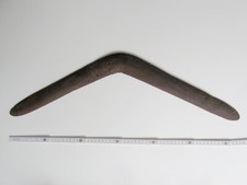 stary bumerang Aborygenów, cienko rzeźbiony, rozpiętość 64 cm