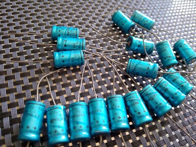 18x ELECTROLYT KONDENSATOR 470µF MFD uF 6,3V 18x10mm Markenware, PHILIPS      18