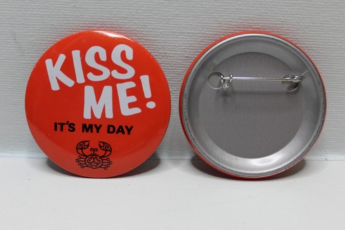 'Kiss Me! It's My Day' VINTAGE 2 Pinback Buttons Red White Crab 2.25" GREAT FUN - Picture 5 of 6