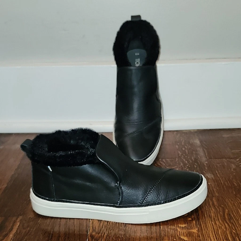 EUC Toms Paxton Slip On Chukka Black Leather Sneakers with Faux Fur Accents Sz 8