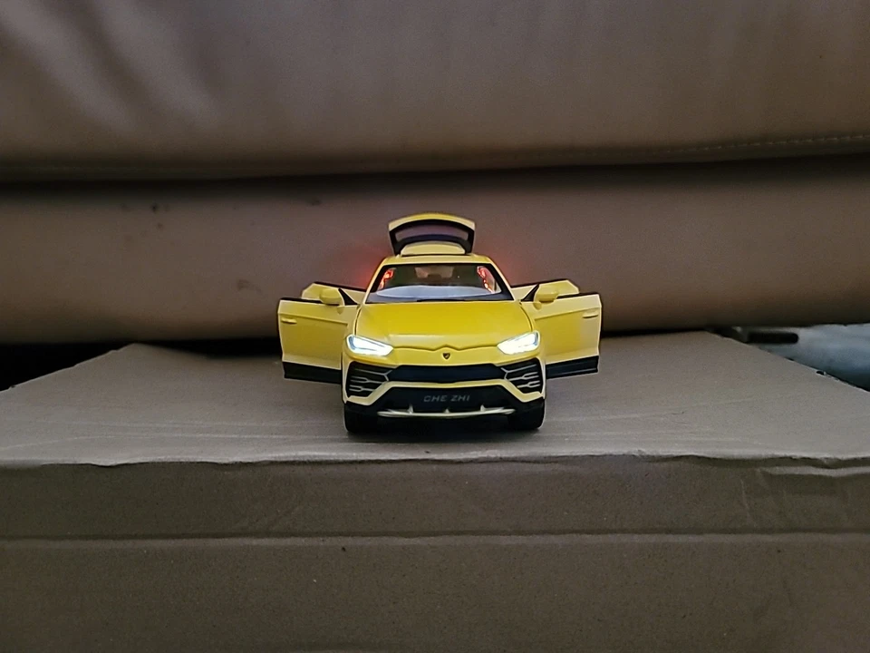 Modelo diecast amarillo de un SUV Lamborghini Urus 1:40 con luz y sonido Foto 3 de 4