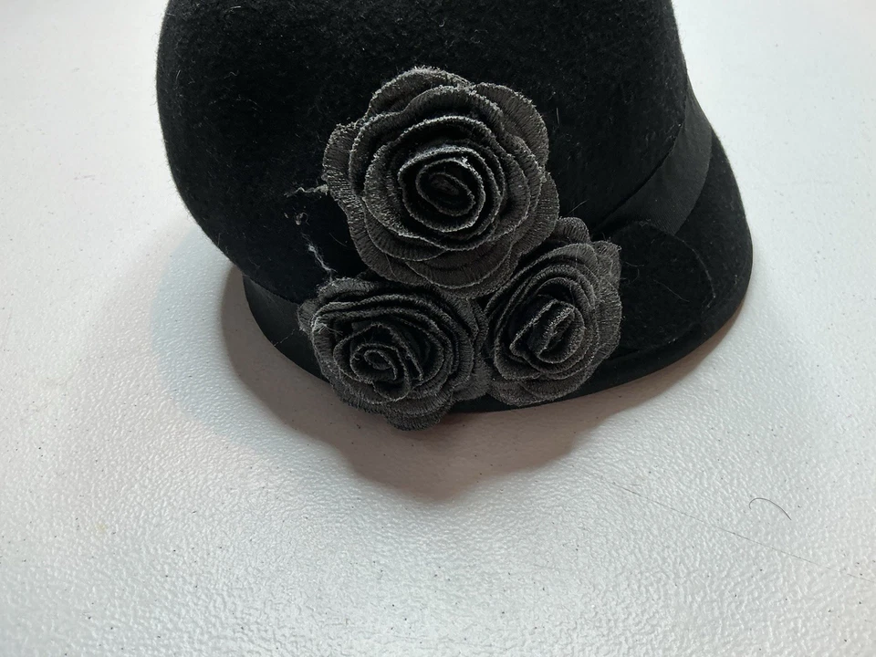 Sombrero para mujer Nine West 100 % lana negro detalle floral Foto 4 de 4