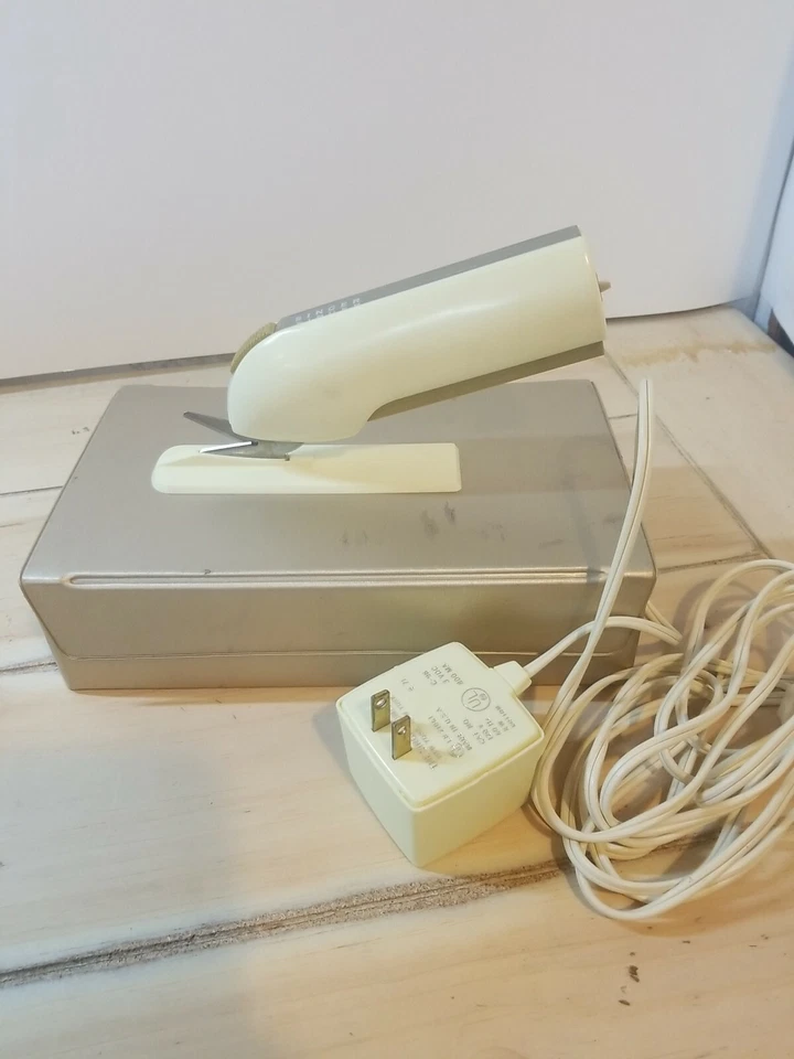 Vintage Singer Electric Scissors in Original Box with , Balance Base. - Image 4 of 4