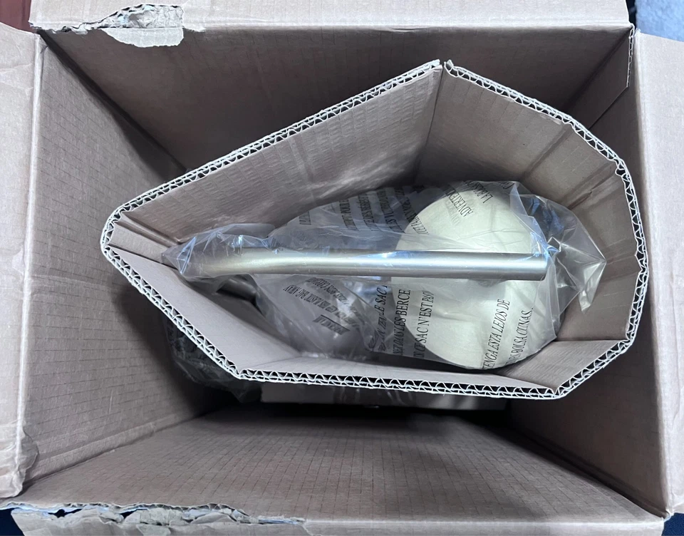 Hampton Bay AF47012U Frazier 21.5 in. Antique Brass Table Lamp with USB Port - Image 3 of 4