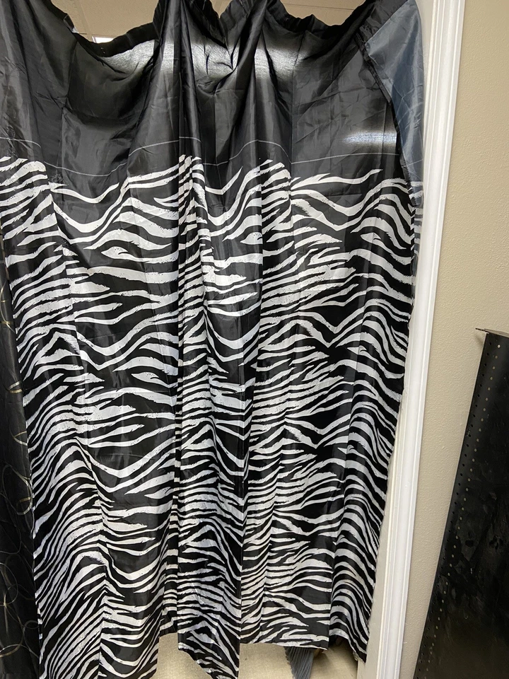 Mainstays Cortina de Ducha Leopardo y Cortina de Ducha Cebra Lote de 2 Usados Foto 2 de 4