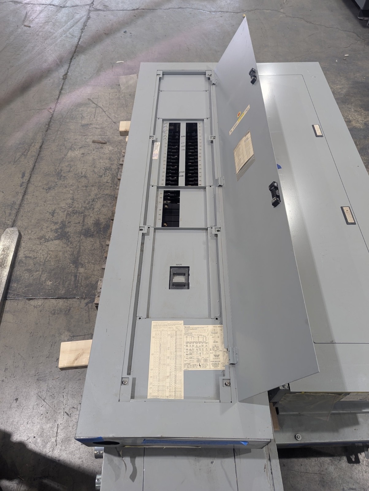 GE 600 AMP 3 PHASE  PANEL PANELBOARD 208v/120 240 MAIN BREAKER 500 SUB MAIN
