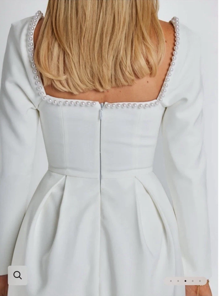 ODD MUSE | Vestido Perla The Ultimate Muse Blanco Aimee Calce Pequeño y Acampanado Mini XS Foto 3 de 4