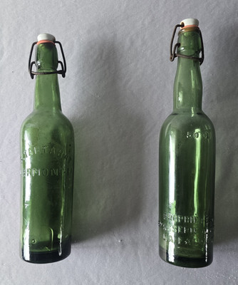 2 alte Bierflaschen, Prägeflaschen um 1900, Clermont-Ferrand, Frankreich;