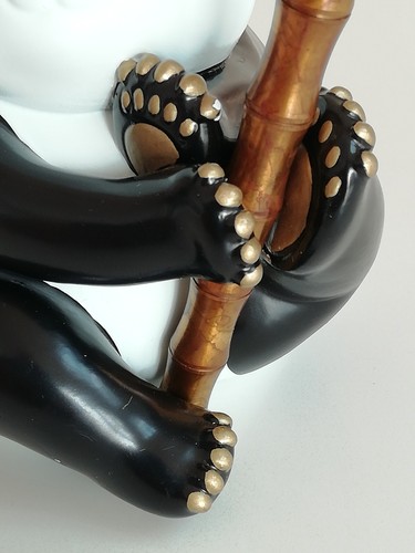 A COPPER BRONZE PEN HOLDER IN THE FORM OF A PANDA SIGNED TO BASE ZHU BINGZHENG - Foto 3 di 23