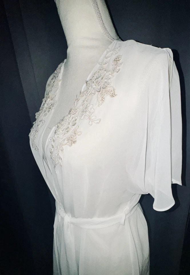 Bata transparente Jonquil By Diane Samandi blanca de encaje floral pequeña/P para mujer con cinturón Foto 4 de 4