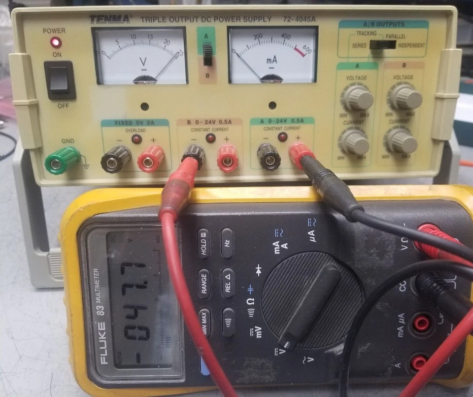 Fuente de alimentación triple salida 2x25V @ 0.5A o 25V @ 1A o 50V @ 250mA TOTALMENTE PROBADA Foto 3 de 4