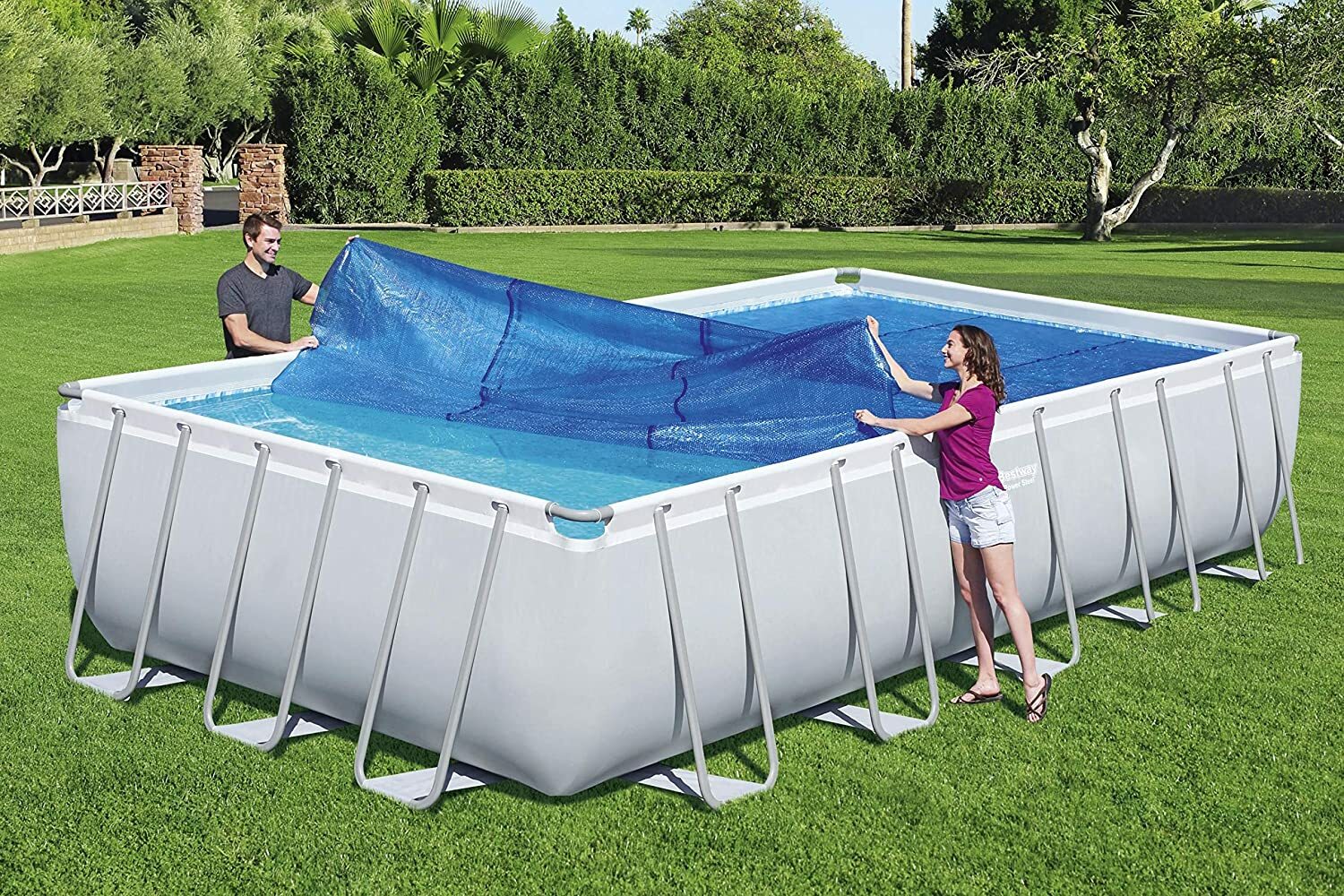 Bâche solaire Bestway 58228 pour chauffer votre piscine de jardin en été